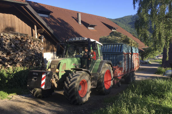 Arbeiten mit dem Traktor auf dem Bauernhof