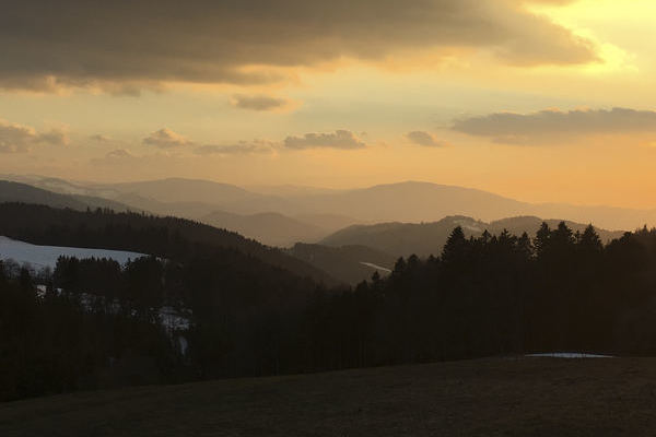 Traumhafter Sonnenuntergang von St. Peter aus mit Blick in die Vogesen